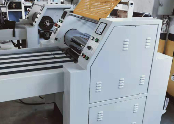 Chiny Łatwa obsługa Maszyna do laminowania rolek papieru z elaktycznym systemem grzewczym dostawca