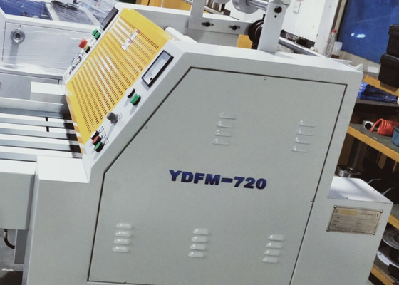 Chiny Ręczne podawanie Automatyczne przewijanie Przemysłowa maszyna do laminowania z hydraulicznym systemem ciśnieniowym dostawca
